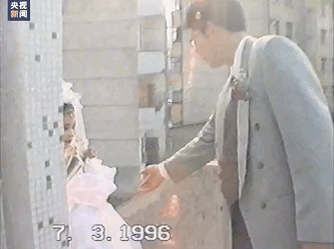 偷穿高跟鞋，偷穿高跟鞋作文400字（当女儿穿上妈妈的婚纱）