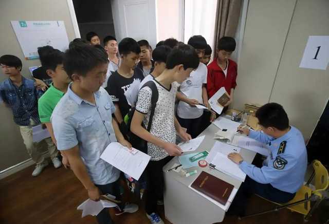 公务员政审三代是指哪三代，父亲进过监狱但我过了政审了（建议取消政审“查三代”）