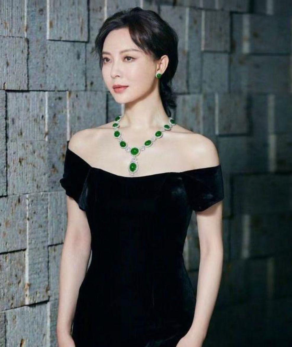 女人戴戒指的正确方法，女生戴戒指的正确方法（戴首饰要记住“4戴4不戴”）