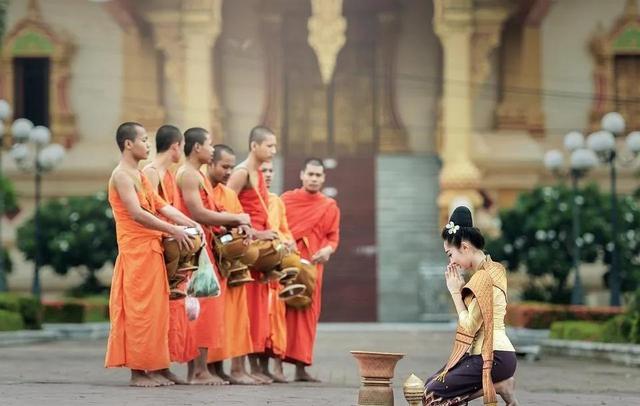 上香的时间一般在什么时间，去庙里烧香的佳时间是几点（为什么要选择初一和十五）