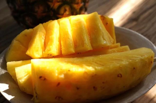 凤梨里面是籽还是虫，凤梨里面的是黑籽还是虫卵（现在还有多少人不知道菠萝和凤梨的关系）