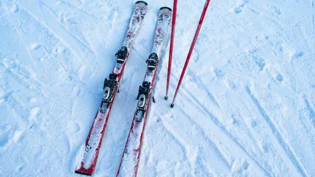 滑雪单板和双板哪个难，滑雪装备一套下来多少钱（单板滑雪好学还是双板滑雪好学）