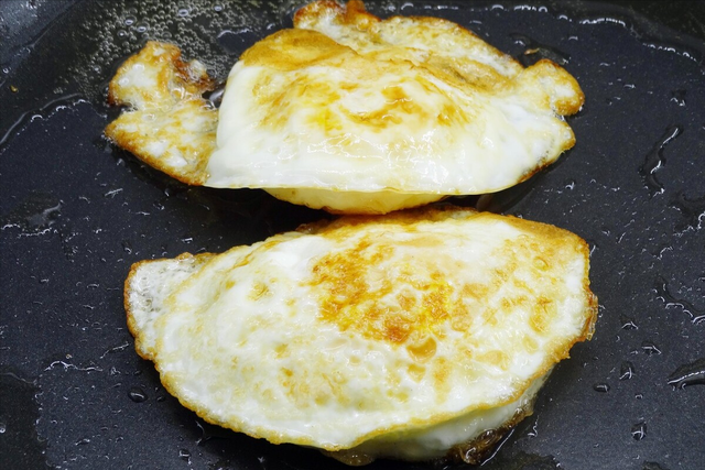 煎蛋不粘锅的方法，普通锅煎鸡蛋怎么不粘锅（大厨教你2招）