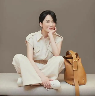 气质和教养是装不出来的，内心很干净人的特点（她的五官和轮廓是所有女演员中最美的）