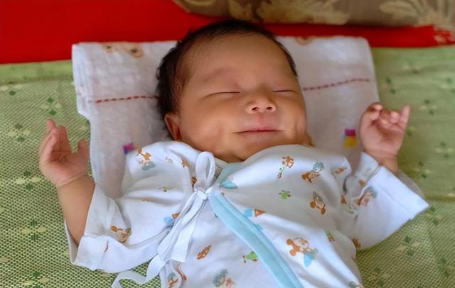 新生儿嗜睡是什么原因，婴儿睡眠少是什么原因（人类幼崽有多卷）