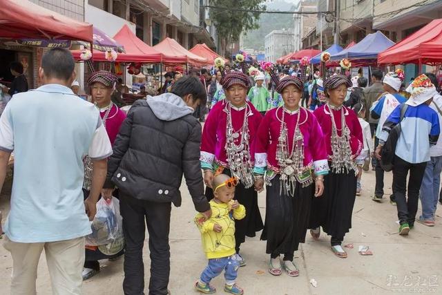 五十六个民族特色介绍，中国的56个民族介绍（五十六支民族，五十六个民俗）