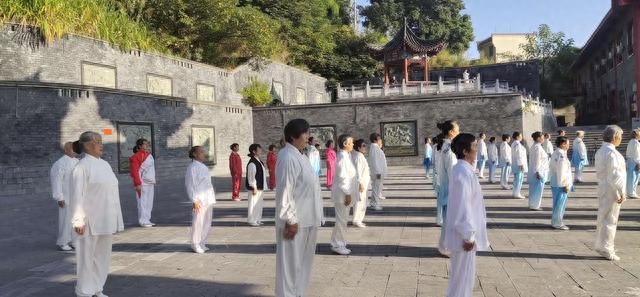 贵州都匀市，西山公园，很多老年人在练功