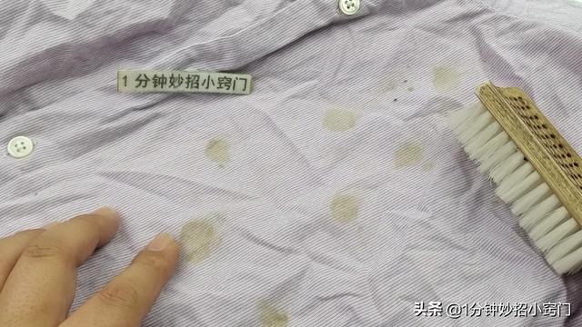 衣服受潮了有霉斑怎么处理呢，衣服受潮发霉后如何清洗（衣服霉斑多难洗掉）