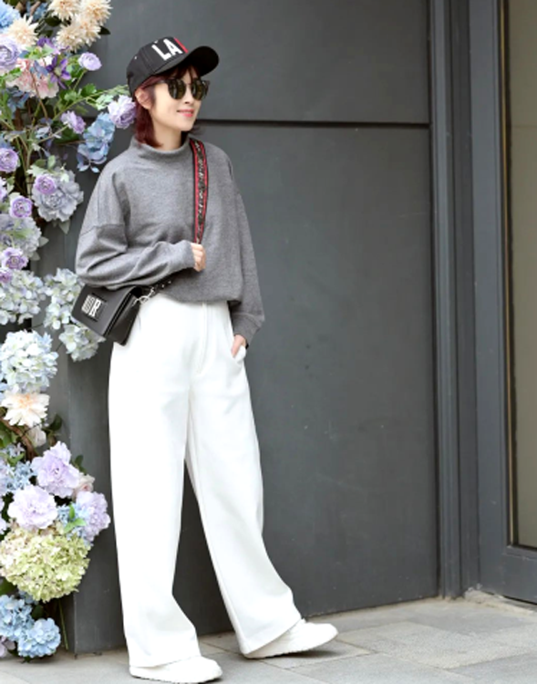 红色卫衣配什么颜色裤子，红色卫衣配什么颜色裤子最搭（40岁女人穿卫衣）