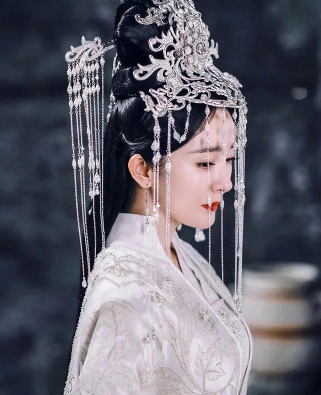 同样在剧里结婚，身着凤冠霞披，鞠婧祎居然不是排名第一