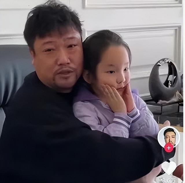 贾冰家庭情况，曾被质疑“老牛吃嫩草”