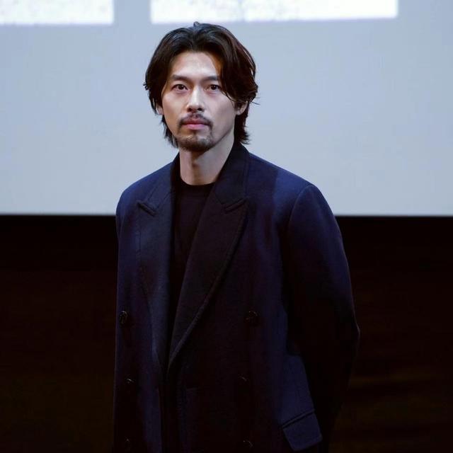 30岁男人时尚胡子造型，这打扮很适合年过40的男士