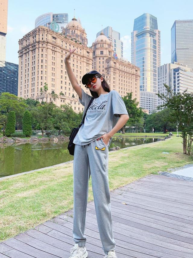 fendi小怪兽款衣服，22FW植绒小怪兽长裤坯布水洗手感看似简单的款式