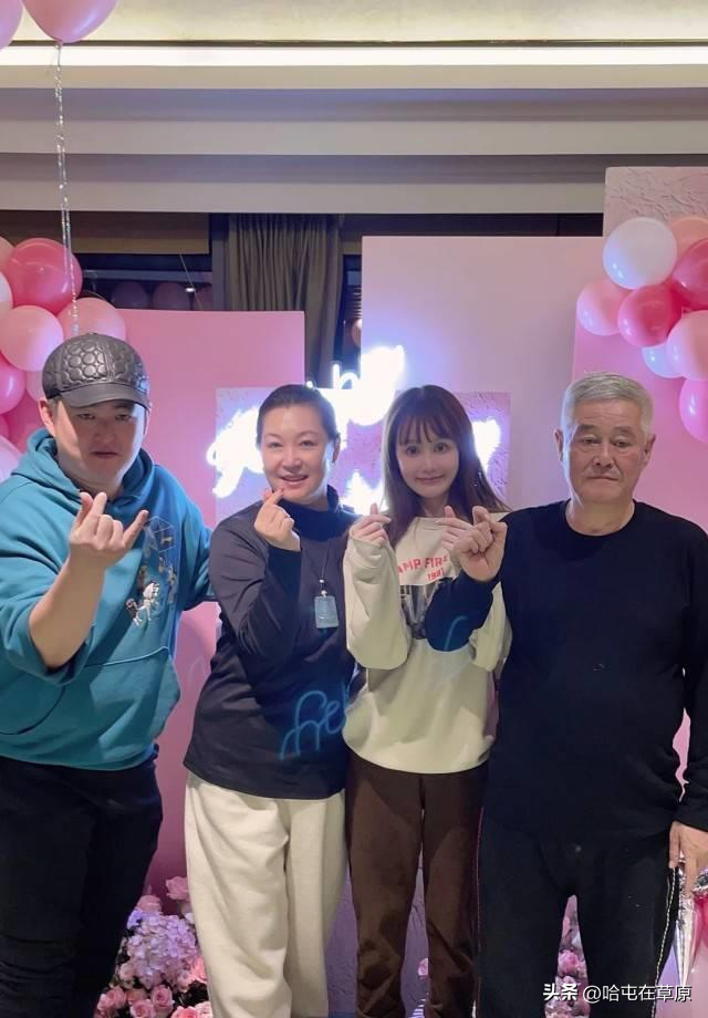 56岁赵本山全家福，他却满头白发斗鸡眼与儿子一模一样