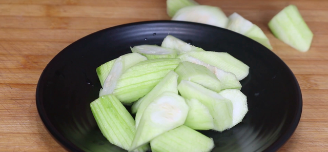 炒丝瓜怎么做，怎样做丝瓜炒蛋好吃（饭店炒丝瓜为啥翠绿好吃）