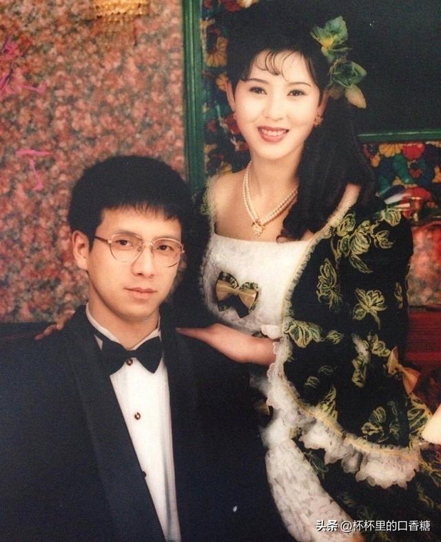 明星高颜值爸妈！赵露思爸爸帅度酷似韩星，肖战神韵和爸爸一样