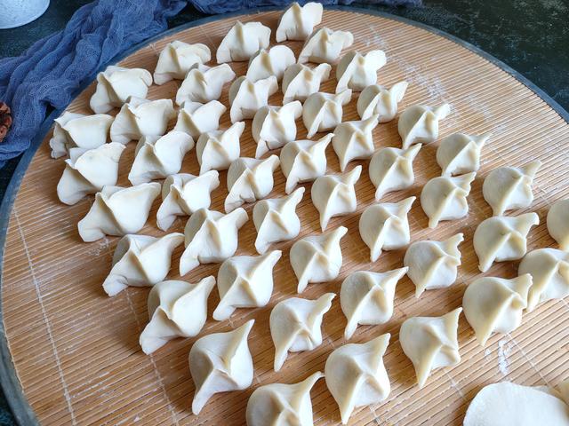 胡椒粉和花椒粉的区别，花椒粉和胡椒粉的区别（三伏天吃饺子就馋这个馅）