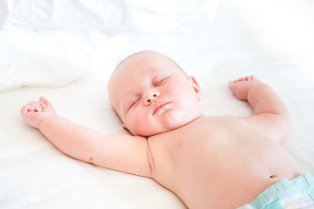 宝宝睡觉前哭闹是什么原因，两个月婴儿要睡爱哭闹是什么原因（新生儿晚上哭闹是什么原因）