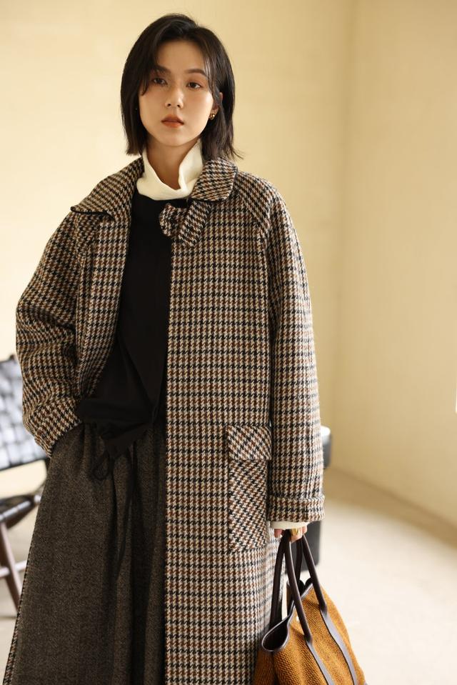千鸟格裤子搭配什么色尼大衣，千鸟格裤子穿搭（千鸟格大衣高级穿搭）
