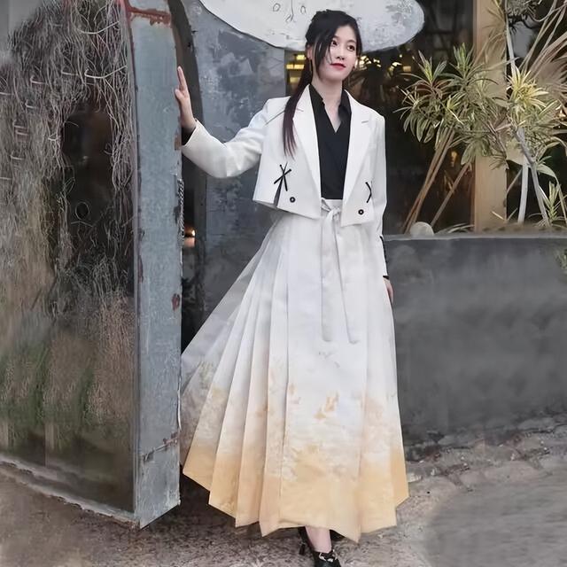 马面裙应该怎么穿，马面裙怎么穿才能不拖地（最近火了一种穿法叫“上面西装）