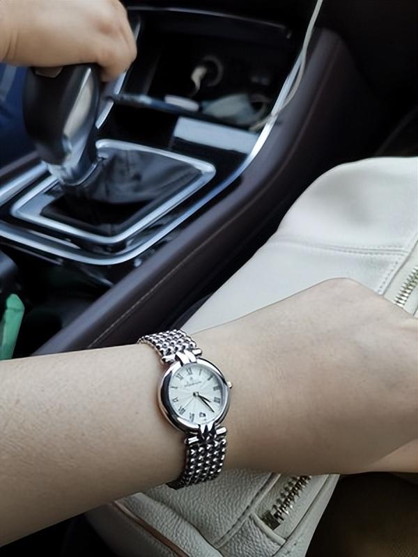 女士手表排行榜前十名，品牌手表女排行榜前十名（看看这两款女士手表吧）