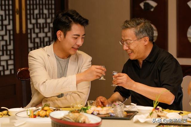 生日宴怎样发微信请客，生日请人吃饭简短邀请短信（内行人教你3句话）