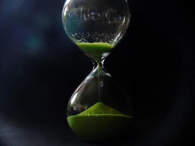 关于青春正能量的说说短句子，正能量青春励志说说（五四青年节奋斗语录说说）