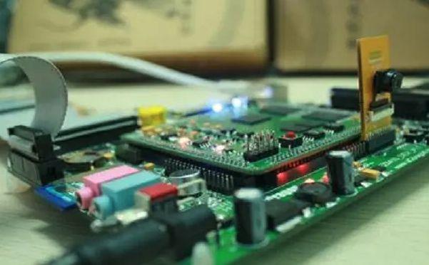 8字 单片机 应用最广泛的8位单片机当然也是初学者们最容易上手学习的单片机