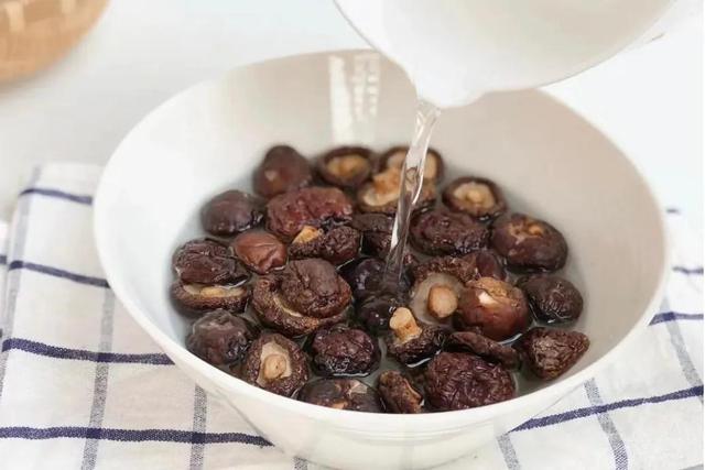 干香菇要泡多久，干香菇要泡多久才能煮（教你正确做法3分钟泡好干香菇、营养不流失）