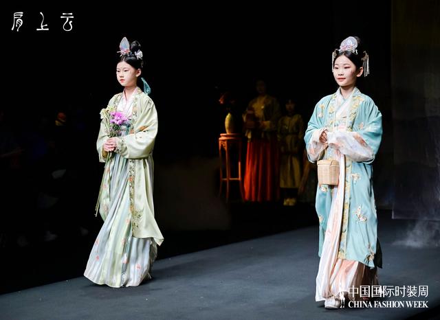 肩上的云歌词，肩上云系列在2023秋冬中国国际时装首秀