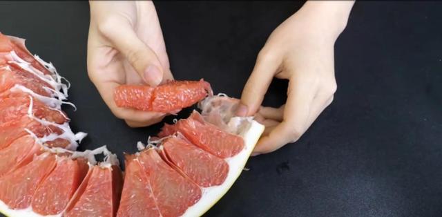 柚子怎么剥比较简单，柚子怎么剥才好剥（剥柚子最棒的3个方法）