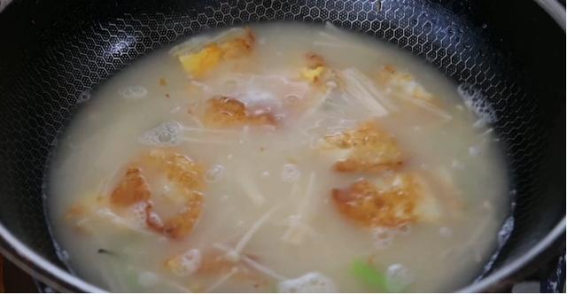荷包蛋汤好吃做法，荷包蛋汤怎么做才好吃（见到这食材别手软）