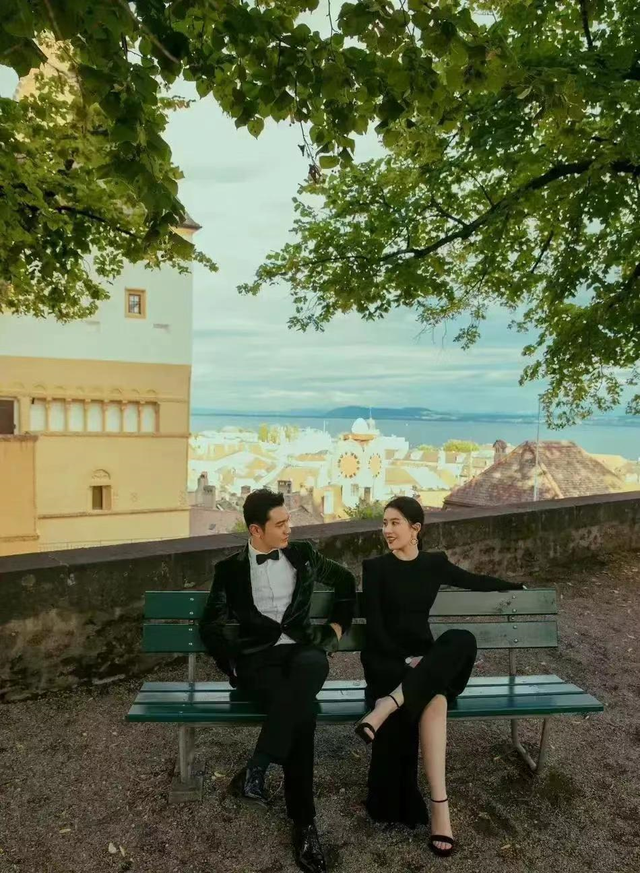 刘亦菲和谁合影都是一脸严肃，刘亦菲与黄晓明罕见合体