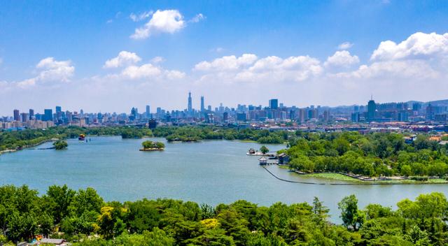 大明湖在哪里个城市，大明湖畔是什么意思（初秋的大明湖到底有多美）