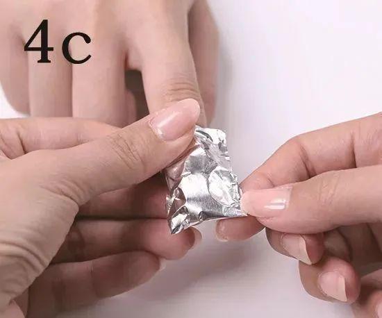 美甲怎么快速卸掉，怎么快速把美甲卸掉（最全的正确的涂甲油胶步骤——卸甲的操作步骤教程）