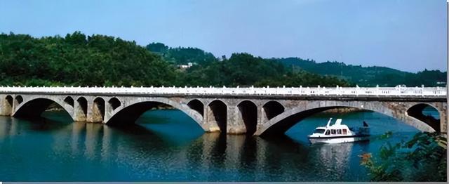 桥梁由哪些部分组成，桥梁由哪些部分组成的（拱桥的基本组成及主要特点）