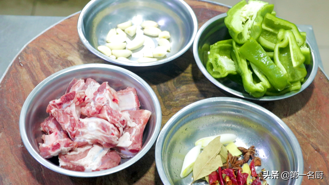 炖排骨汤的做法，清炖排骨汤的做法（放料越多越难吃）