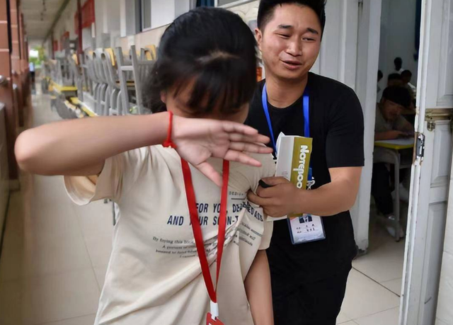 多少岁可以复读高三，高三复读生该如何减压（2023高考复读生恐超200万）