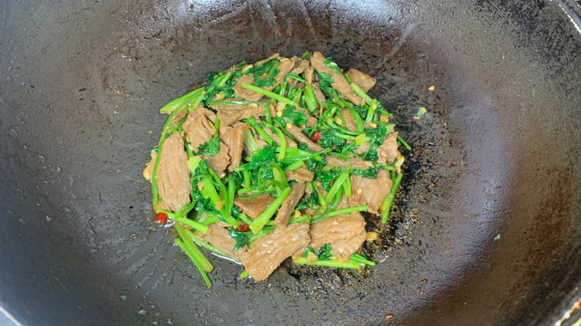 牛肉片炒什么好吃，小炒牛肉炒什么才好吃（牛肉加它一起炒）