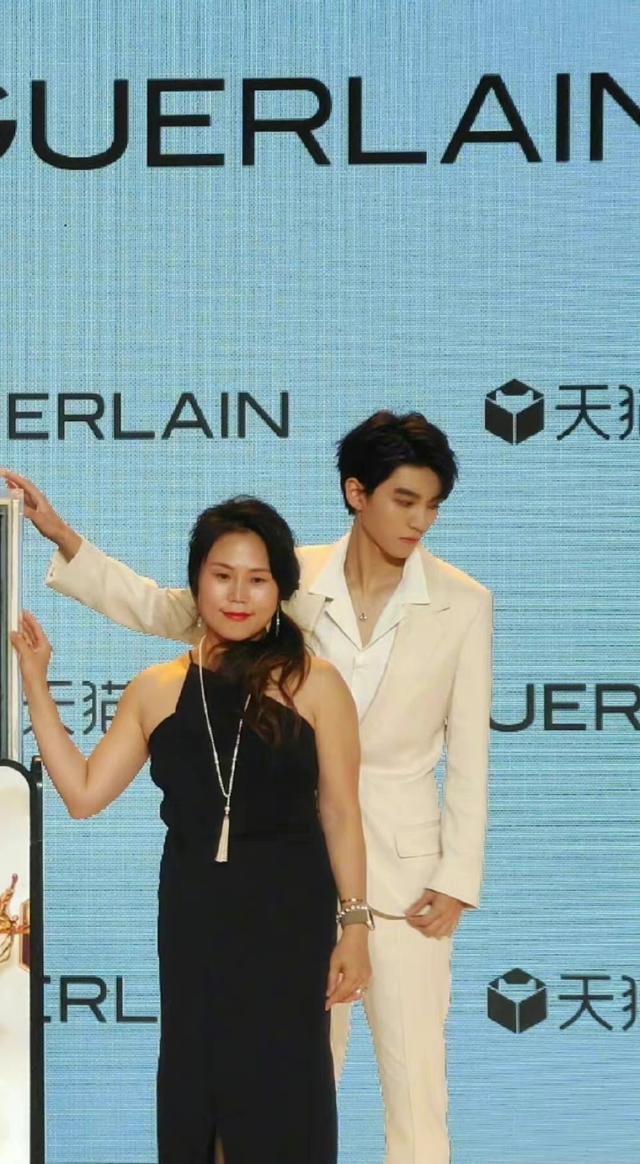 王俊凯结婚了吗，王俊凯谈恋情对象（王俊凯男友力爆棚的瞬间）