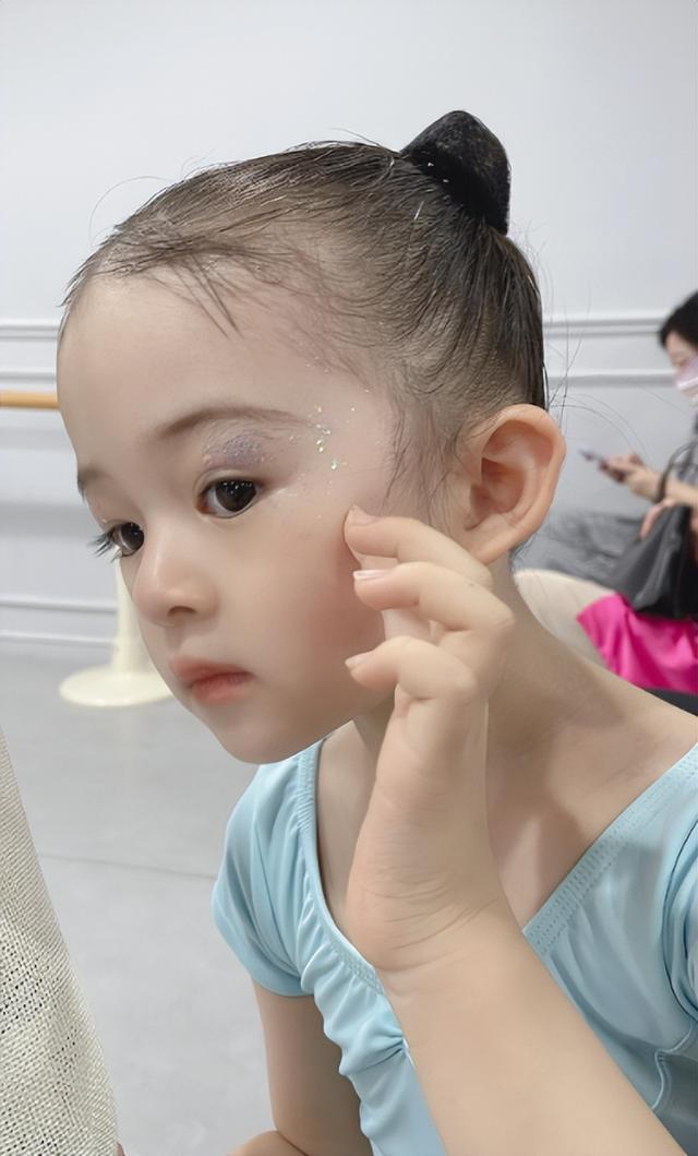 樊少皇长女多大，五官精致混血感十足