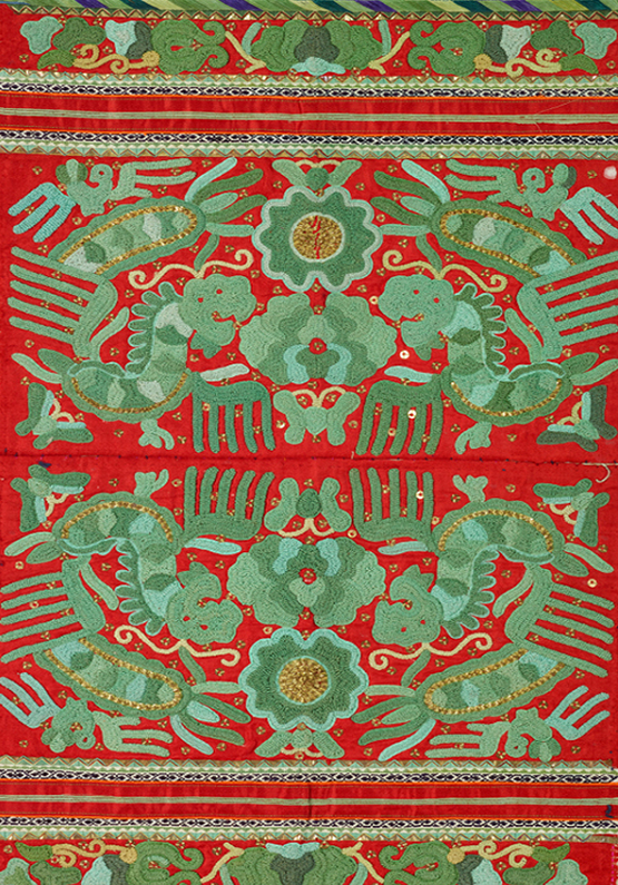 苗族的服饰特点，苗族服饰介绍简短（贵州雷山苗族服饰刺绣）