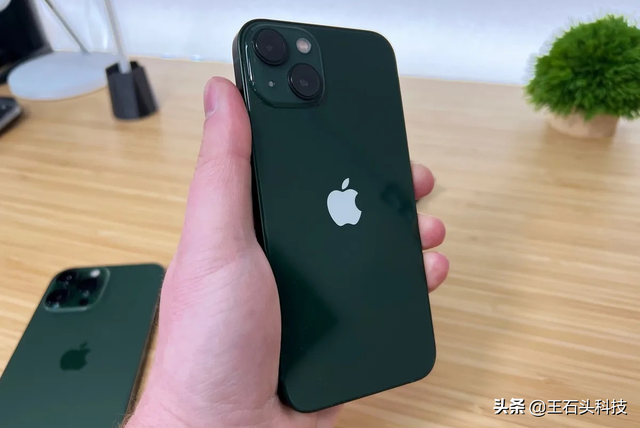 苹果官方推出绿色系iPhone 13，苹果官方推出绿色系iPhone（被网友换成了“邮政标”）