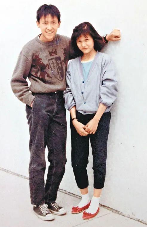 54岁tvb小生近况，54岁TVB肌肉男神晒父子合照