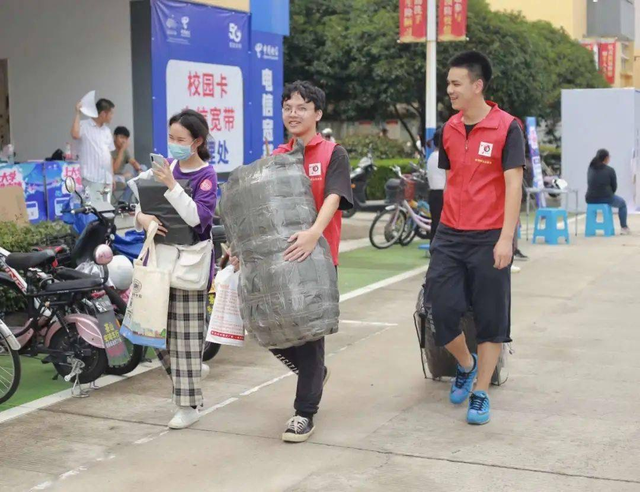 为什么一定要上大学，为什么一定要上大学作文格言（为何父母坚持让报“省内大学”）