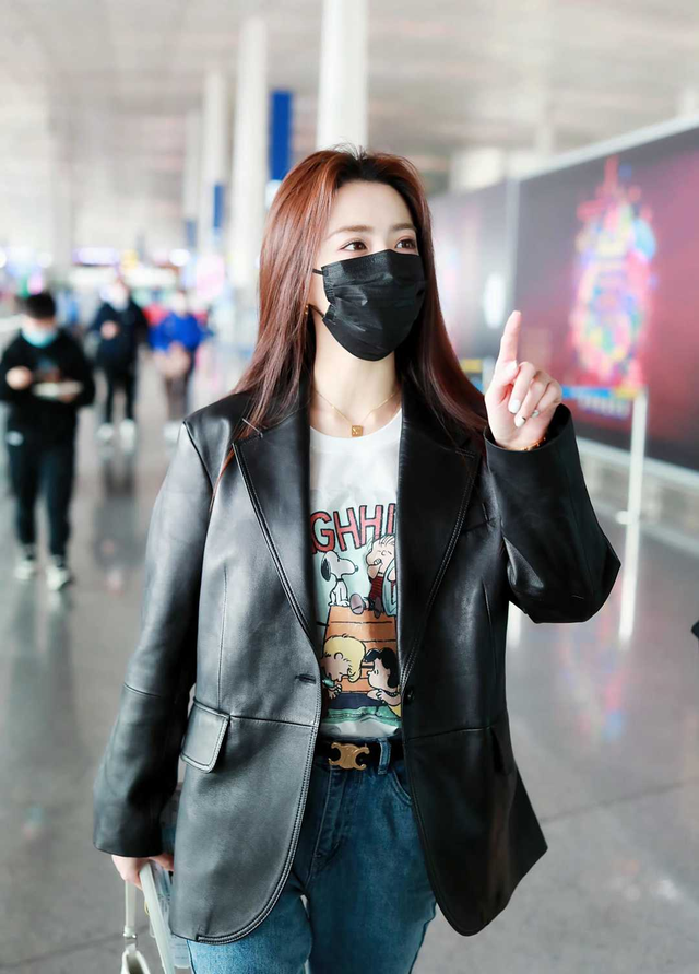 徐璐简直是基础款的搭配达人，简单大方接地气（皮质西装配牛仔裤又飒又美）