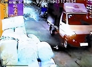 两岁小悦悦事件过程，那个被车撞倒、18人路过无视的两岁女童小悦悦