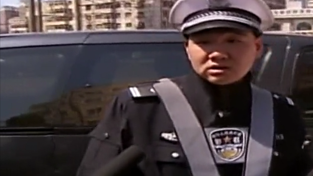 四个凶神恶煞，2011年男子当街殴打交警致其犯病死亡