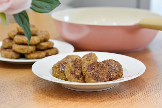 马蹄肉饼怎么做好吃，马蹄肉饼汤怎么做好吃（用猪肉和荸荠做肉饼）