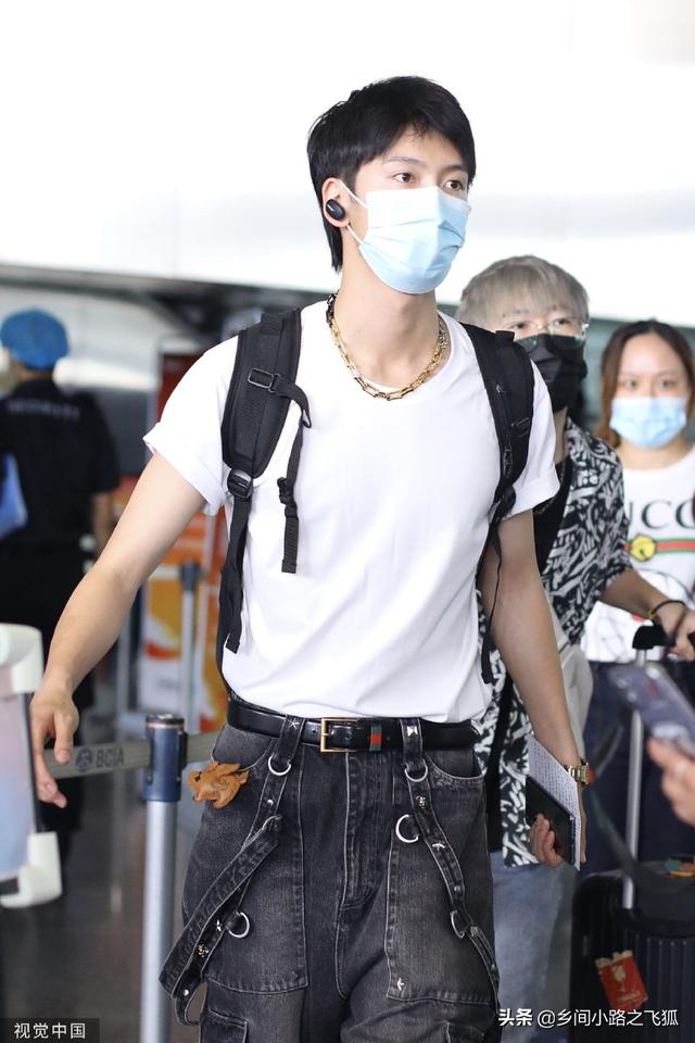 陈宥维个人资料，陈宥维为什么被称贵族（穿白T搭设计感牛仔裤酷帅个性）